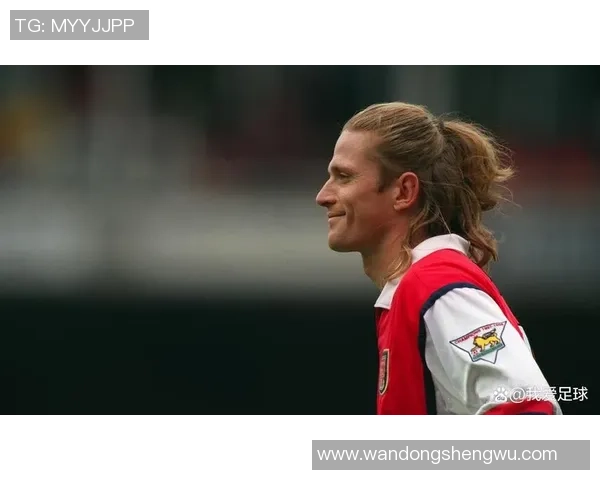 光头足球明星11号的传奇人生与赛场风采揭秘 光头足球明星11号的传奇人生与赛场风采揭秘