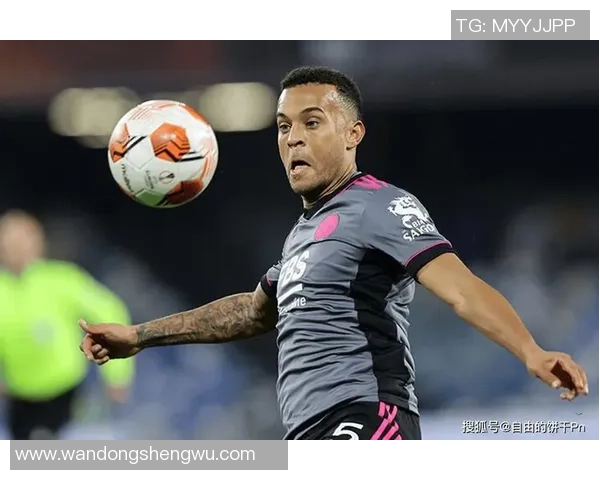 退役足球明星们的生活点滴合照展现友谊与激情的延续